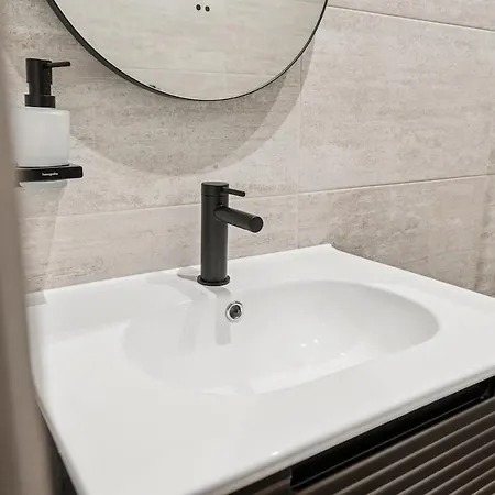 Дом отдыха Spacious 5 Bedroom With 3 Bathrooms And Private Parking