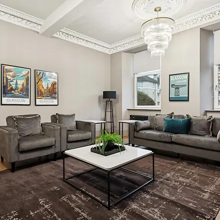 Дом отдыха Spacious 5 Bedroom With 3 Bathrooms And Private Parking *