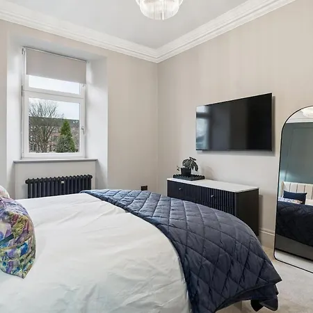 Spacious 5 Bedroom With 3 Bathrooms And Private Parking *