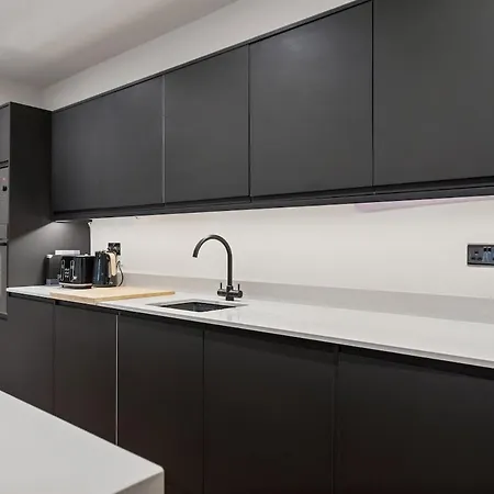 Spacious 5 Bedroom With 3 Bathrooms And Private Parking Дом отдыха *