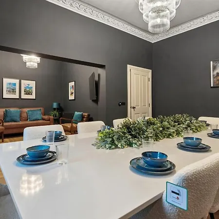Дом отдыха Spacious 5 Bedroom With 3 Bathrooms And Private Parking *