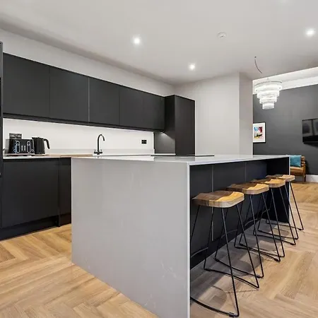 Spacious 5 Bedroom With 3 Bathrooms And Private Parking
