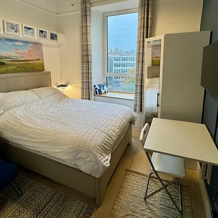 Warm Upgraded Top-floor Flat In Finnieston Lägenhet
