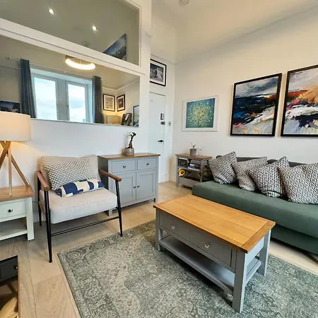 Warm Upgraded Top-floor Flat In Finnieston Lägenhet *