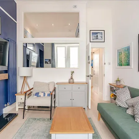 Lägenhet Warm Upgraded Top-floor Flat In Finnieston