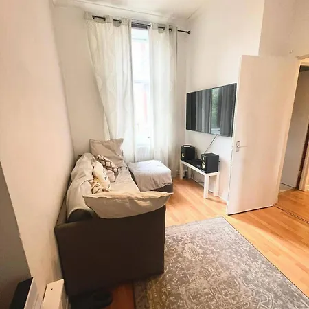 2 Bed Flat - Sleeps 4 - Parking - Wifi