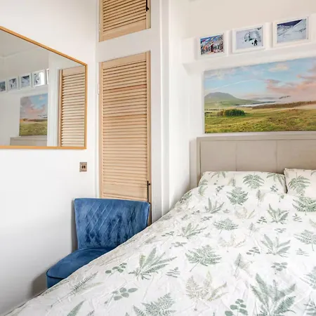 Lägenhet Warm Upgraded Top-floor Flat In Finnieston