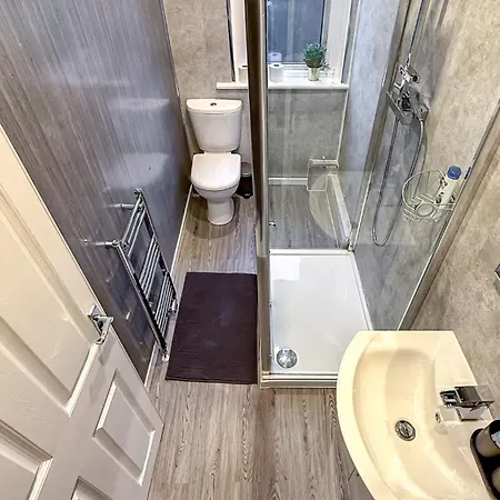 Quite And New House, Commore Drive * 格拉斯哥