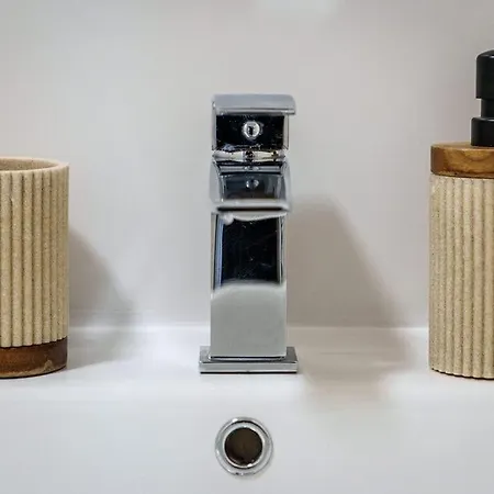 2br With Parking Near Southside And Queens Park Διαμέρισμα *