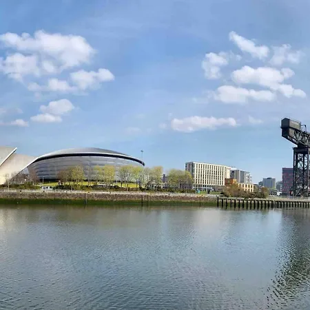 Warm Upgraded Top-floor Flat In Finnieston غلاسغو
