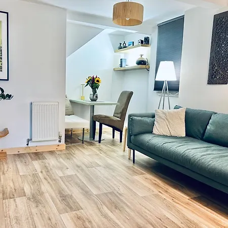 Peaceful And Stylish Garden Flat Close To Transport And Centre Glasgow