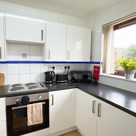 Garden-view 2br - Free Parking & Wifi Glasgow