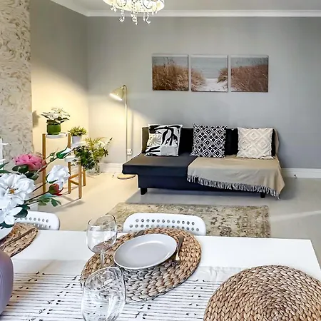 Quite And New House, Commore Drive 格拉斯哥