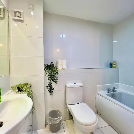 Garden-view 2br - Free Parking & Wifi Appartamento *