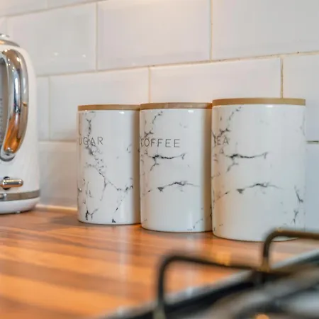 Modern 5 Bedroom Townhouse With Free Parking Tatil Evi