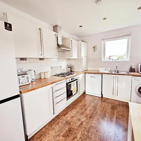 Modern 5 Bedroom Townhouse With Free Parking غلاسغو