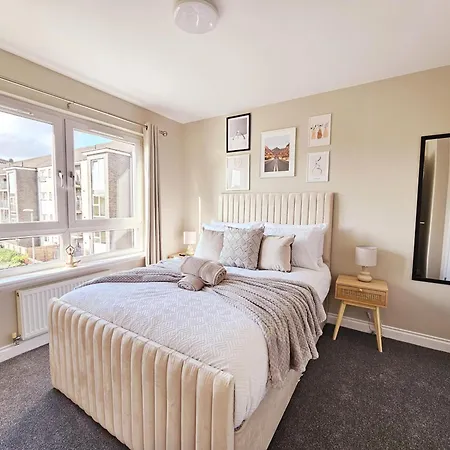 Modern 5 Bedroom Townhouse With Free Parking * غلاسغو