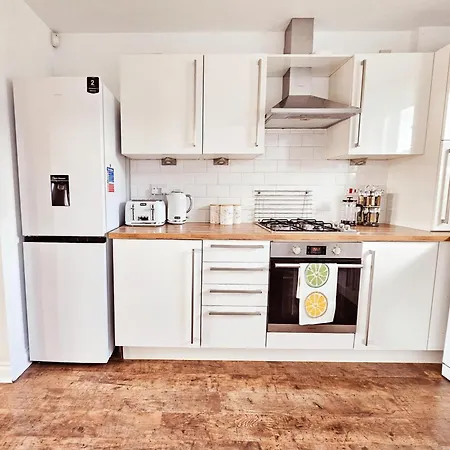 Tatil Evi Modern 5 Bedroom Townhouse With Free Parking