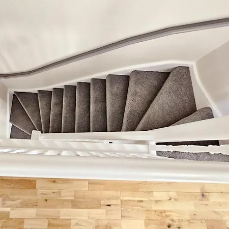 Modern 5 Bedroom Townhouse With Free Parking Дом отдыха *