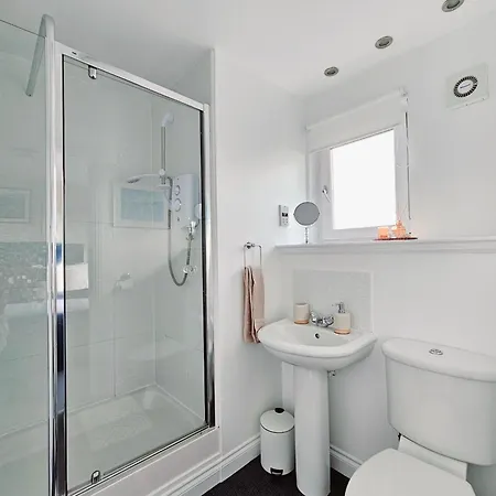 Tatil Evi Modern 5 Bedroom Townhouse With Free Parking Glasgow