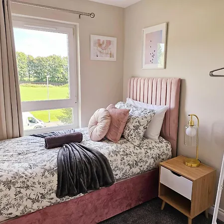 Modern 5 Bedroom Townhouse With Free Parking