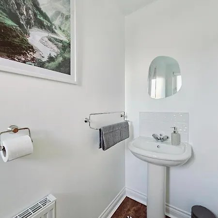 Дом отдыха Modern 5 Bedroom Townhouse With Free Parking
