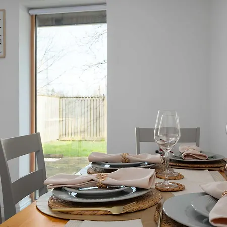 Newly Renovated 3 Bedroom Modern House *