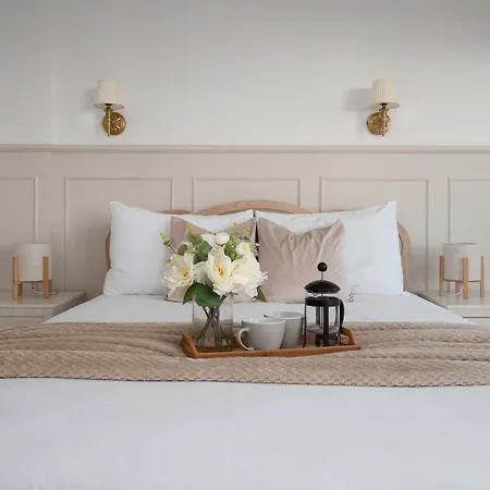 Newly Renovated 3 Bedroom Modern House Дом отдыха *