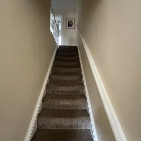 - Entire House - Free Parking , Free Super Fast Wifi , Private Garden & Parking Security *