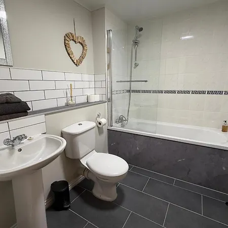 Apartment In Heart Of West End- Parking Space- Recent Refurb- Near And Kelvingrove Art Gallery