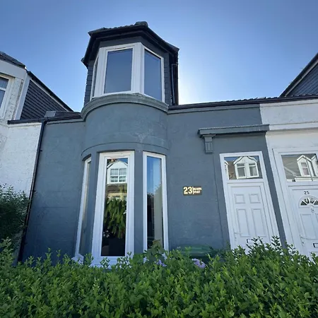 Charming 3-bedroom House Glasgow