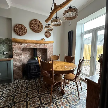 Charming 3-bedroom House Glasgow