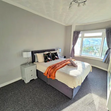 Bright And Cozy 3br Near Hampden Park Nyaraló *