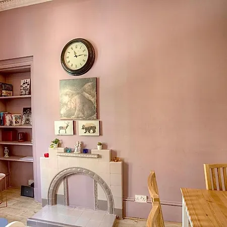 Homely 2 Bed Victorian West End דירה