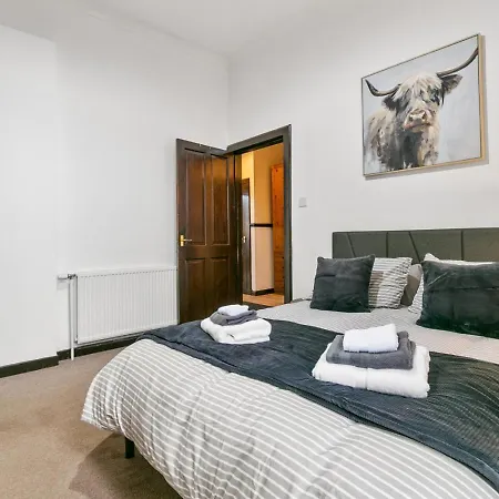 Apartment Free Parking - Sleeps 6 - 2 Bedrooms - Great Transport Links