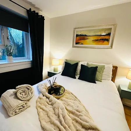 Modern 2 Bedroom Ground Floor Near Centre דירה