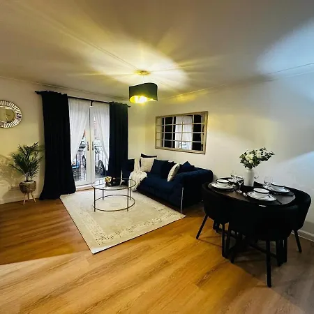 Modern 2 Bedroom Ground Floor Near Centre דירה