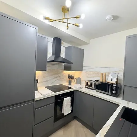 Stylish & Sleeps 7 - Free Parking - Walking Distance To & West End Apartment