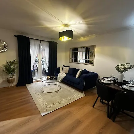 Modern 2 Bedroom Ground Floor Near Centre דירה *