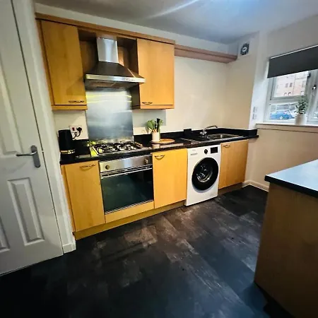 Modern 2 Bedroom Ground Floor Near Centre דירה