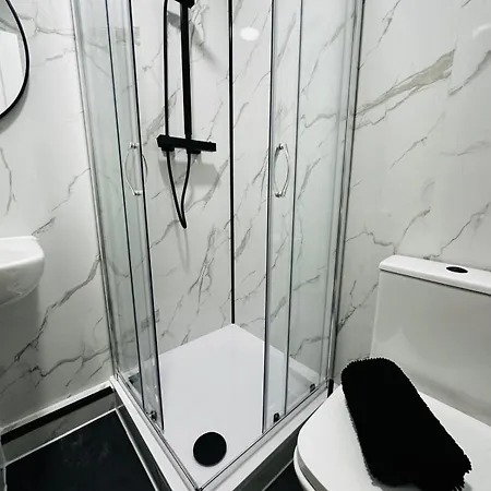 Modern 2 Bedroom Ground Floor Near Centre דירה *
