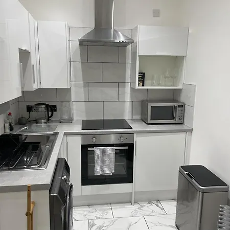 Floor West End Flat - 3-min Walk To Subway - Park Views * Глазго