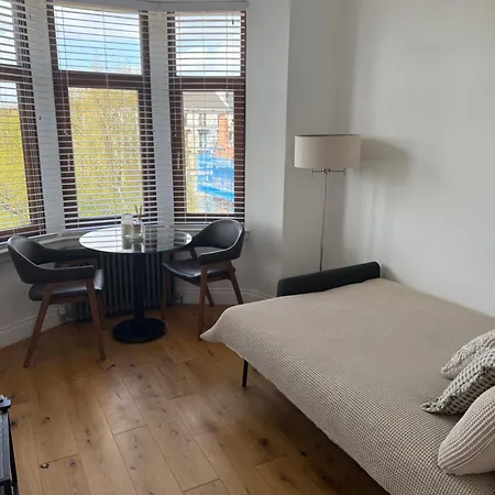 Апартаменты Floor West End Flat - 3-min Walk To Subway - Park Views Глазго