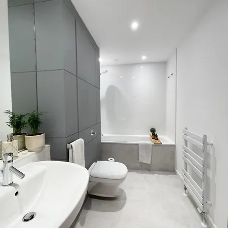 Private And Bathroom In Shared Flat With Parking Homestay szállás *