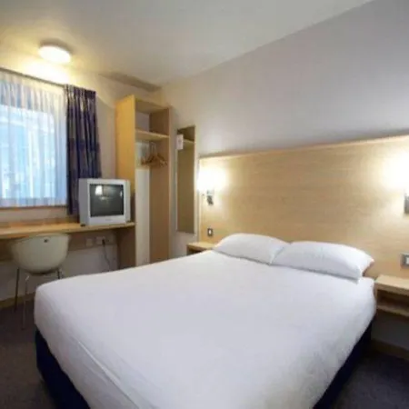Otel Travelodge Airport 3*