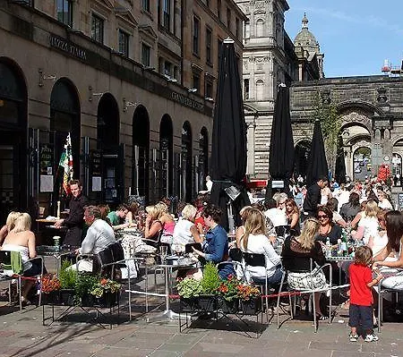 Station Skyline With Parking Lägenhet