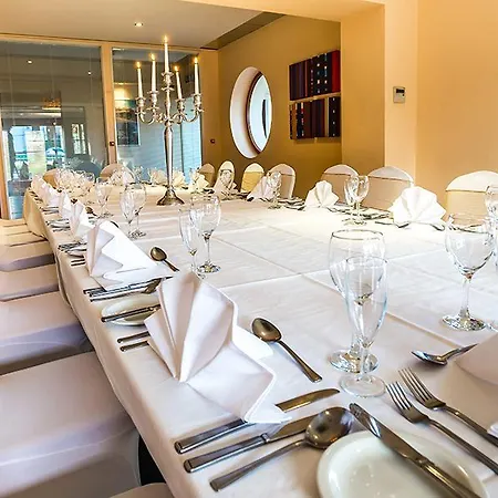 Crowwood And Alba Restaurant מלון 3*
