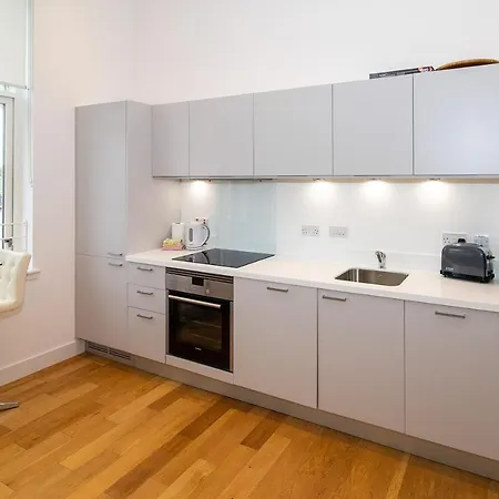 Flats - West End Apartment *