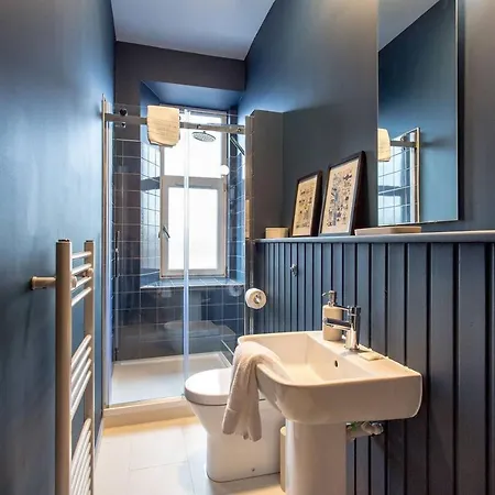 Ultra Stylish & Modern West End Apt Appartamento
