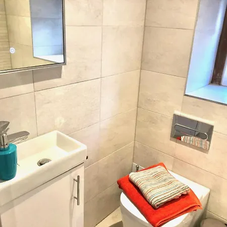 Byevo Almar - Close To And Airport - Perfect For Contractors Or Large Groups Holiday home Glasgow